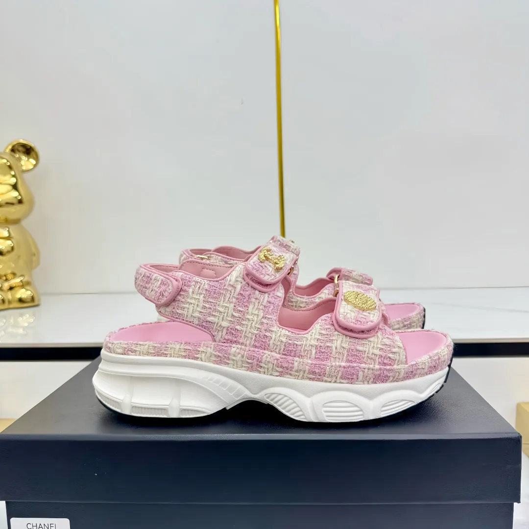 👟👟Ex-factory price 640👟👟 Top version... Chanel｜Chanel Xiaoxiang Velcro Beach Slippers Slippers Casual Beach Shoes 25ss Spring and Summer New Style! Beach shoes are a hit all over the internet! The latest model from the counter, I am still willing to buy it on my feet. It must be ranked among the most popular models. It is invincible in all seasons. Various bloggers and Internet celebrities can see the matching styles. Highly recommended. Pearlescent sheepskin upper, sheepskin lining, suede for feet. Original open-molded TPU outsole size: 35-40 (customized for 40 and 41). Full set of original packaging 👉 👉 👉